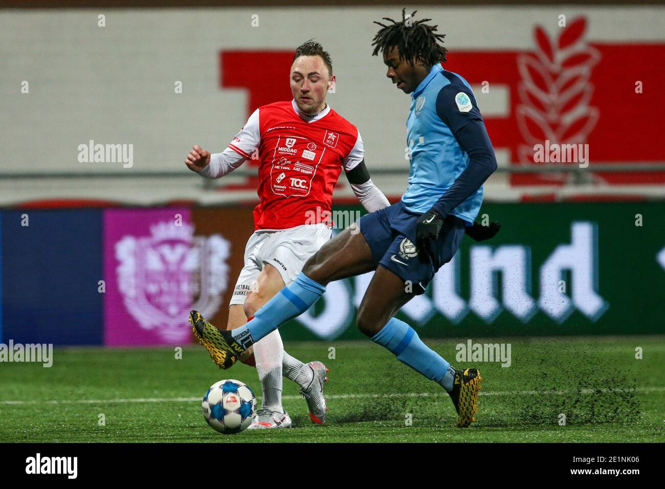 MAASTRICHT, PAESI BASSI - 8 GENNAIO: Joeri Schroijen di MVV, Christopher Mamengi di Jong FC Utrecht durante la partita olandese di Keukenkampioendivie tra MVV e FC Utrecht U23 a De Geusselt l'8 gennaio 2021 a Maastricht, Paesi Bassi (Foto di Perry vd Leuvert/BSR AgencyOrange Alturesy Live News) Foto Stock