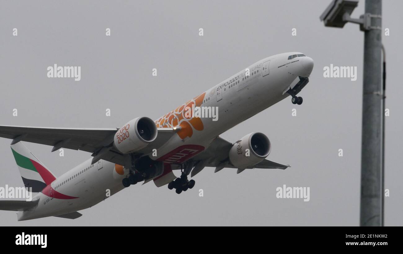 Boeing 777-300ER degli Emirati Arabi Uniti (Emirati Arabi Uniti) decollo Dalla pista ovest all'aeroporto di Francoforte Foto Stock