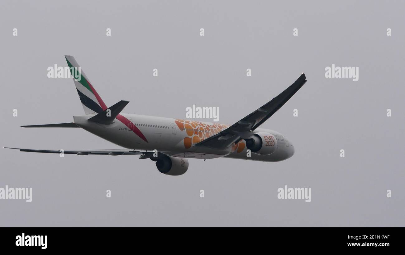 Boeing 777-300ER degli Emirati Arabi Uniti (Emirati Arabi Uniti) decollo Dalla pista ovest all'aeroporto di Francoforte Foto Stock