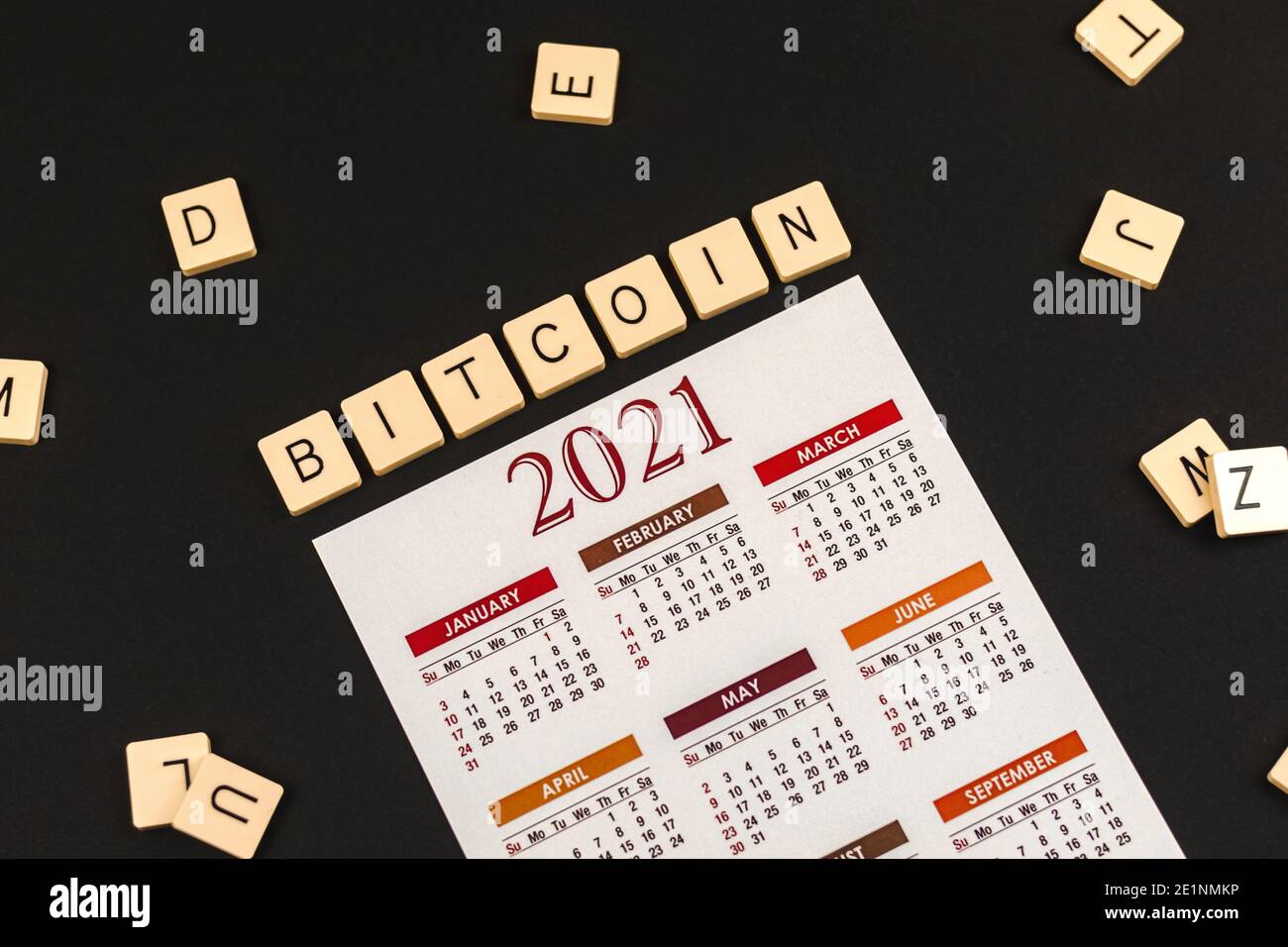 Bitcoin World news, calendario 2021 su sfondo nero, tema della criptovaluta, foto di parola Foto Stock