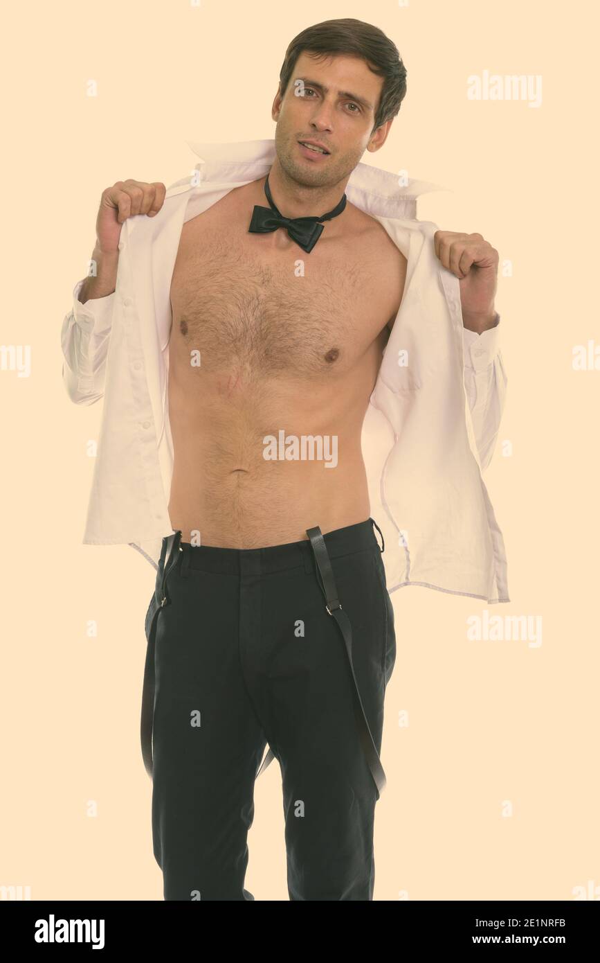 Studio shot del giovane uomo bello maglietta di apertura mentre si indossa il filtro bow tie Foto Stock