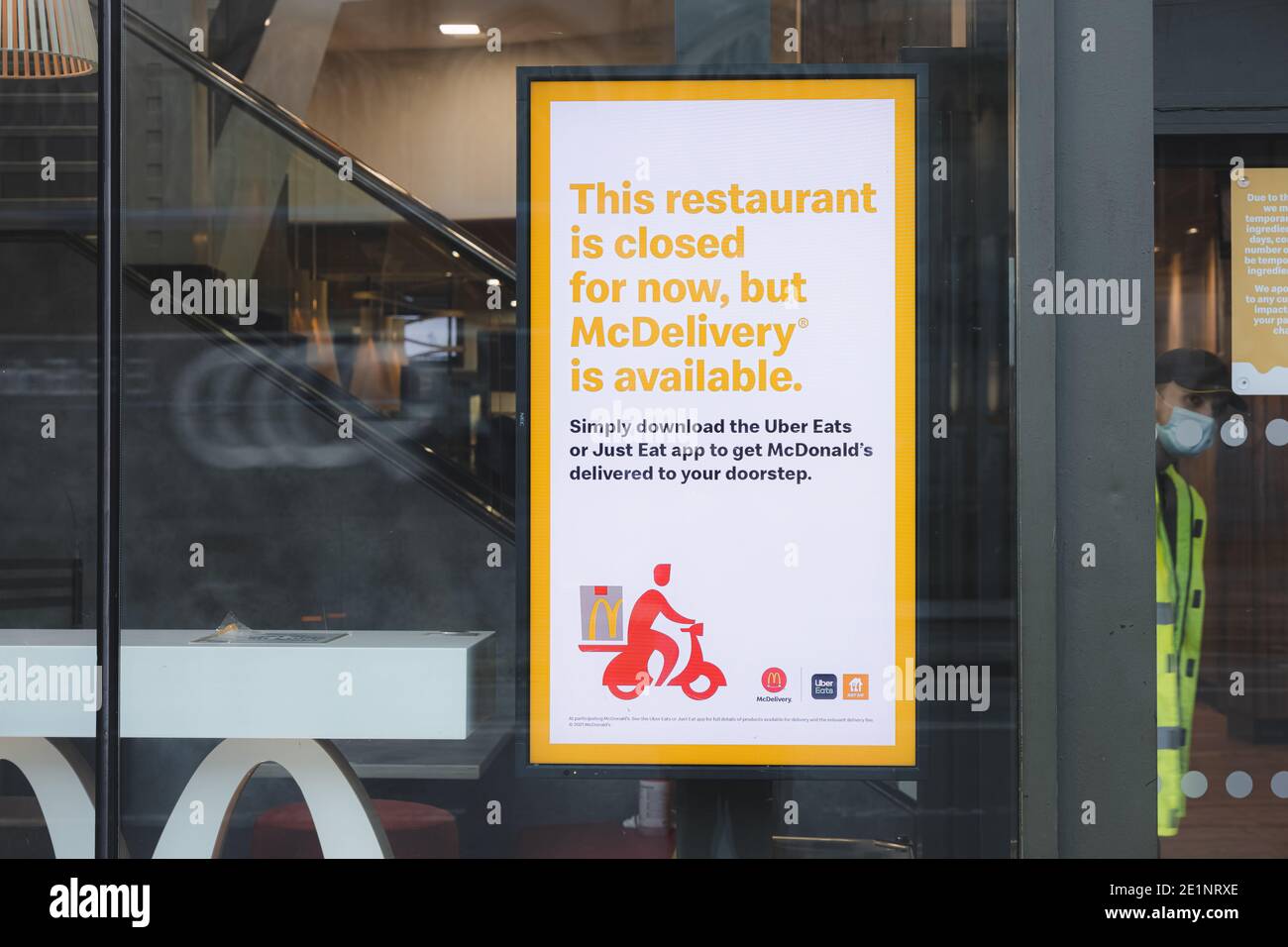 Edimburgo, Scozia - 8 gennaio 2021: Il McDonald's Princes Street è chiuso a causa del blocco Covid-19. Foto Stock