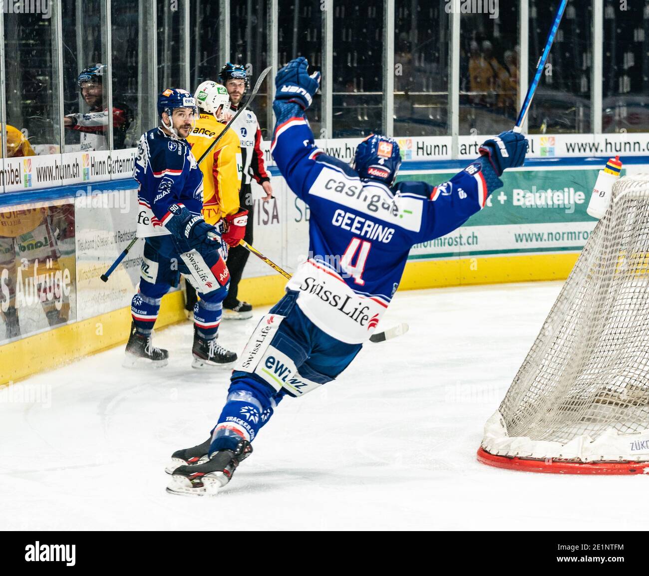 Zurigo, Svizzera. 9 gennaio 2021. 08.01.2021, Zurigo, Hallenstadion, Lega Nazionale: ZSC Lions - EHC Biel-Bienne, marcatore N. 9 Garrett Roe (ZSC, a sinistra) e N. 4 Patrick Geering (ZSC) cheer a 2-0 Credit: SPP Sport Press Photo. /Alamy Live News Foto Stock