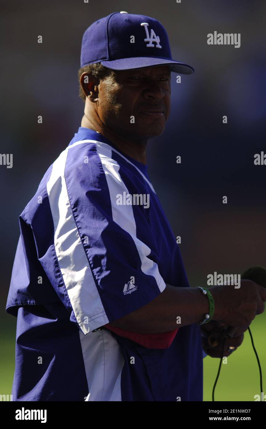 Il allenatore di Los Angeles Dodgers Manny Mota durante la pratica di battimento prima della partita contro gli Arizona Diamondbacks al Dodger Stadium di Los Angeles, California, ON Foto Stock