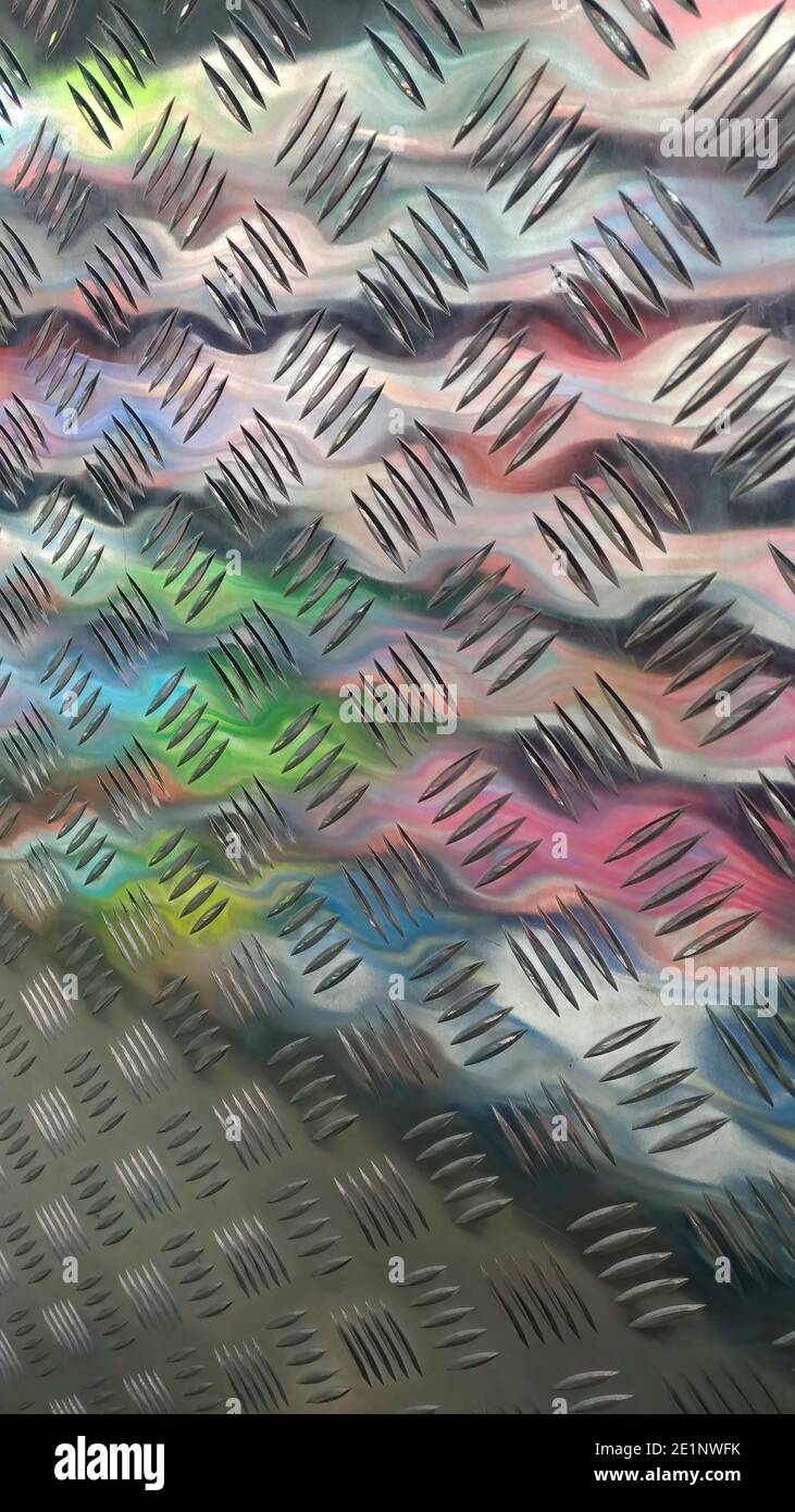 pannello metallico con intaglio e riflessi colorati in lamiera di acciaio inox con motivo a piastra diamantata Foto Stock