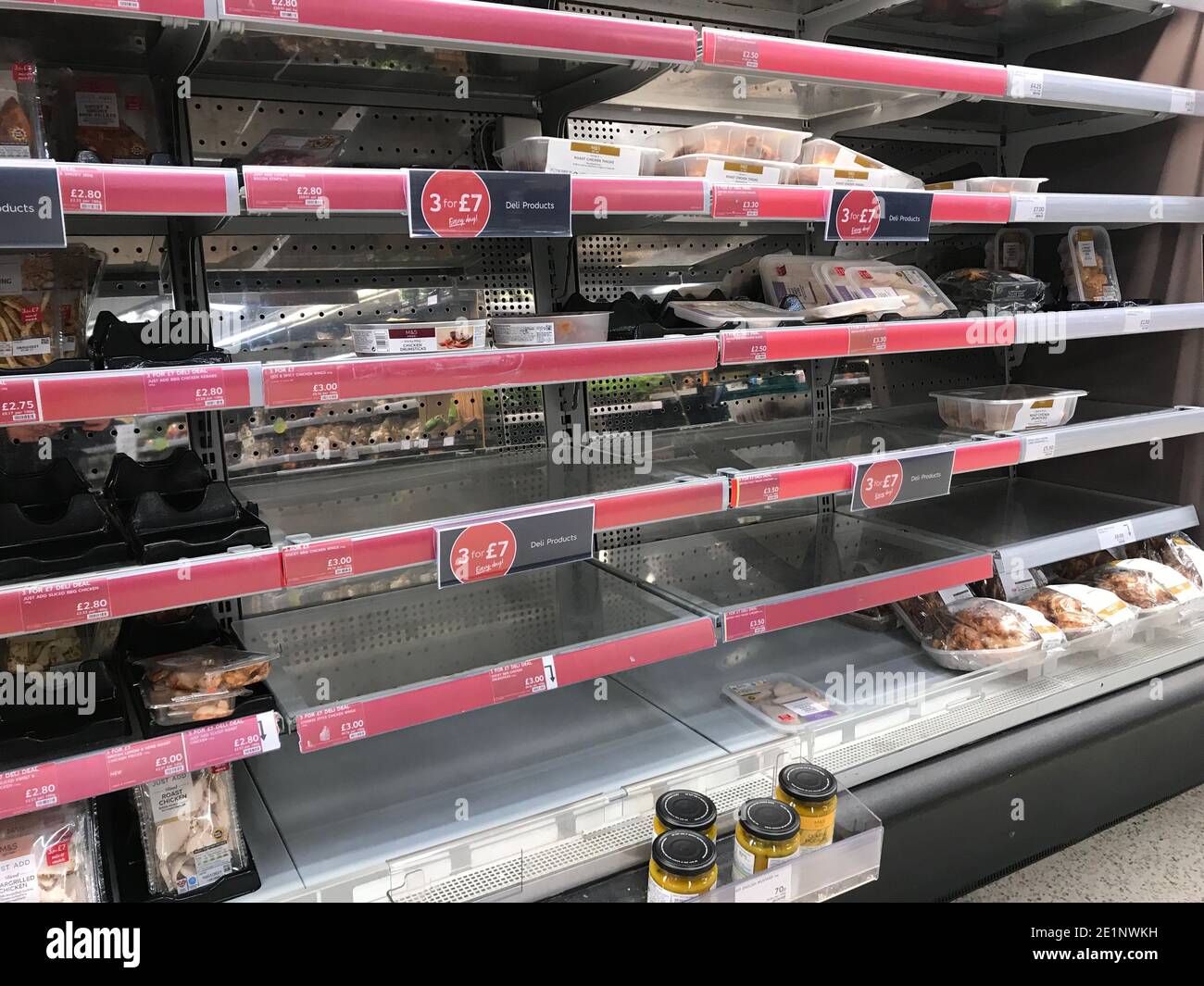 Scaffali vuoti in un negozio Marks & Spencer sulla Lisburn Road a Belfast, con i rivenditori "che hanno subito qualche disgregazione dopo la Brexit" e Marks and Spencer ha temporaneamente ritirato una piccola parte delle linee di prodotti per garantire che i suoi camion di consegna non vengano consegnati nei porti. Foto Stock