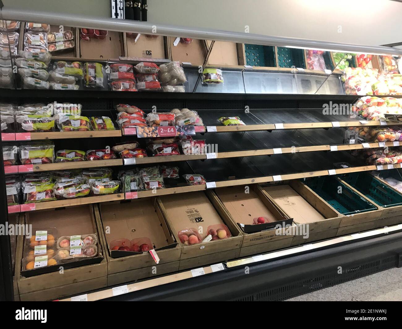 Scaffali vuoti in un negozio Marks & Spencer sulla Lisburn Road a Belfast, con i rivenditori "che hanno subito qualche disgregazione dopo la Brexit" e Marks and Spencer ha temporaneamente ritirato una piccola parte delle linee di prodotti per garantire che i suoi camion di consegna non vengano consegnati nei porti. Foto Stock