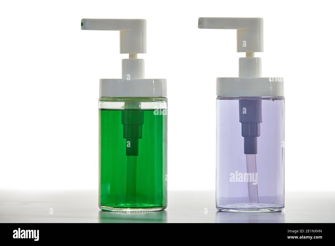 Sapone liquido o detergente per piatti in vaschette di plastica trasparente con erogatore, su fondo bianco. Foto Stock