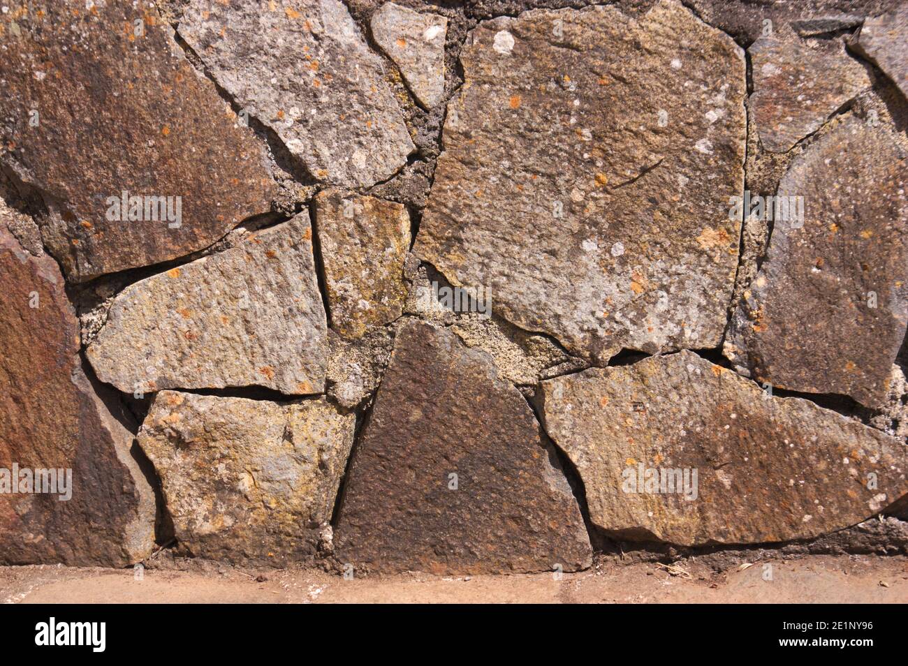 Immagine di un muro formato da pietre piastrellate che proteggono una casa dagli elementi Foto Stock