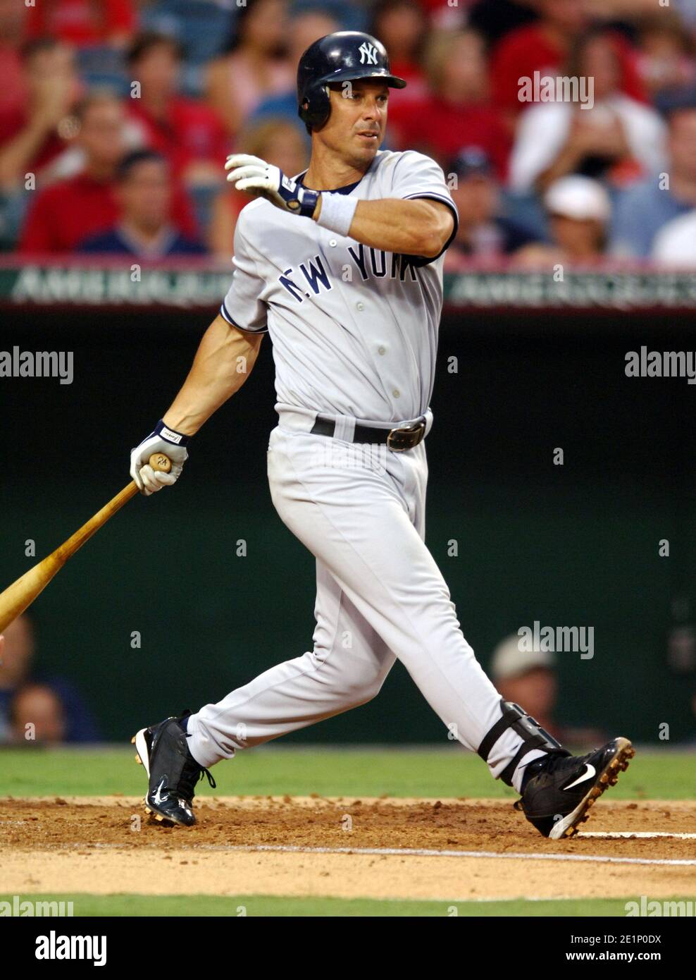 Tino Martinez dei New York Yankees pipistrelli durante la perdita 8-6 agli Angeli di Los Angeles di Anaheim all'Angel Stadium di Anaheim, California, sabato, luglio Foto Stock