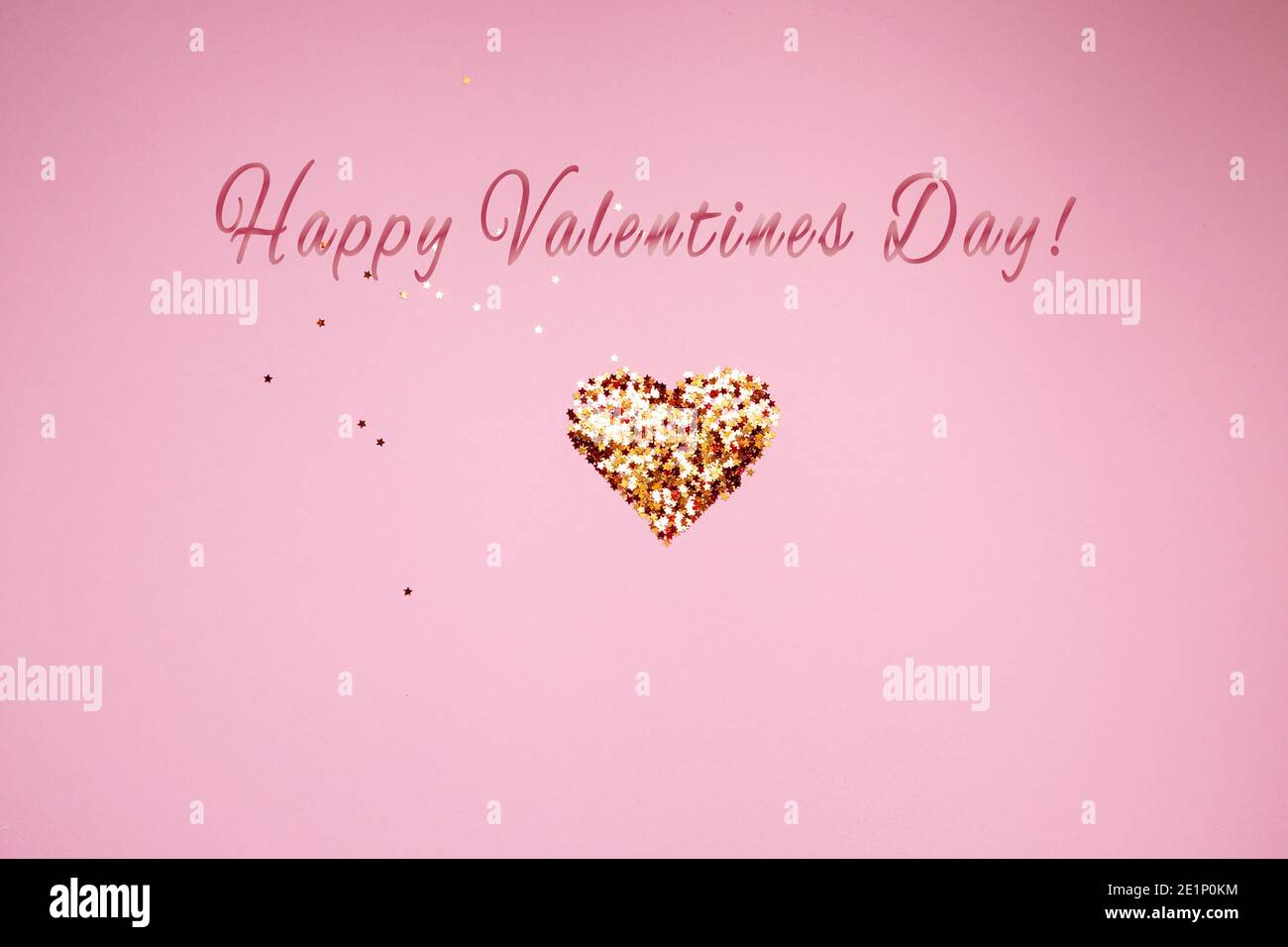 cuore dorato brillante fatto di paillettes su sfondo rosa. san valentino Foto Stock