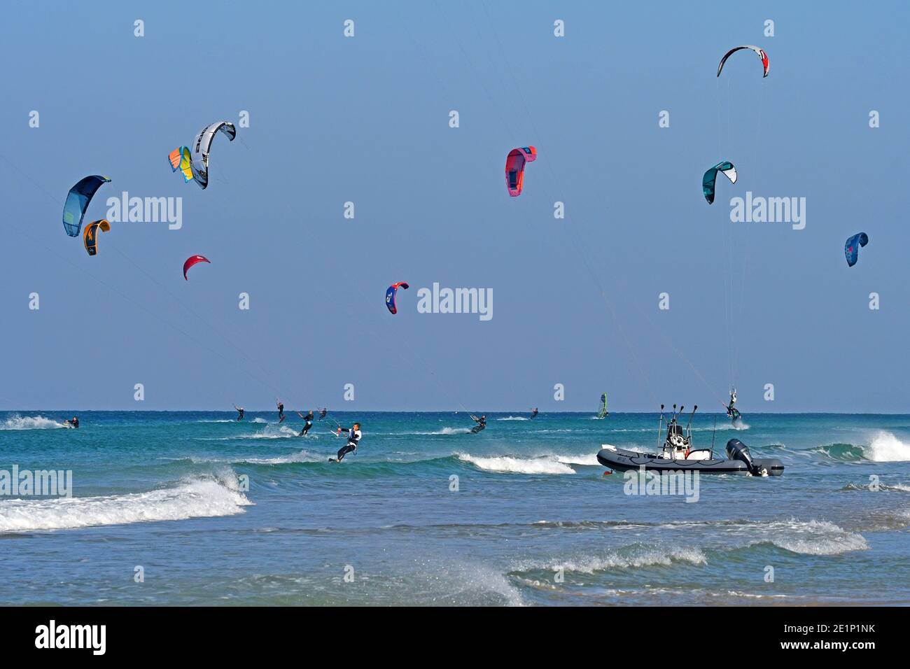 Kite surf in una giornata ventosa Foto Stock