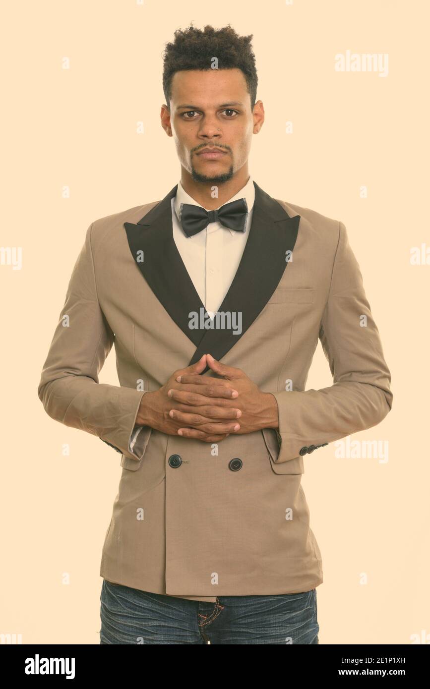 Studio shot del giovane imprenditore africano intrecciare le dita Foto Stock