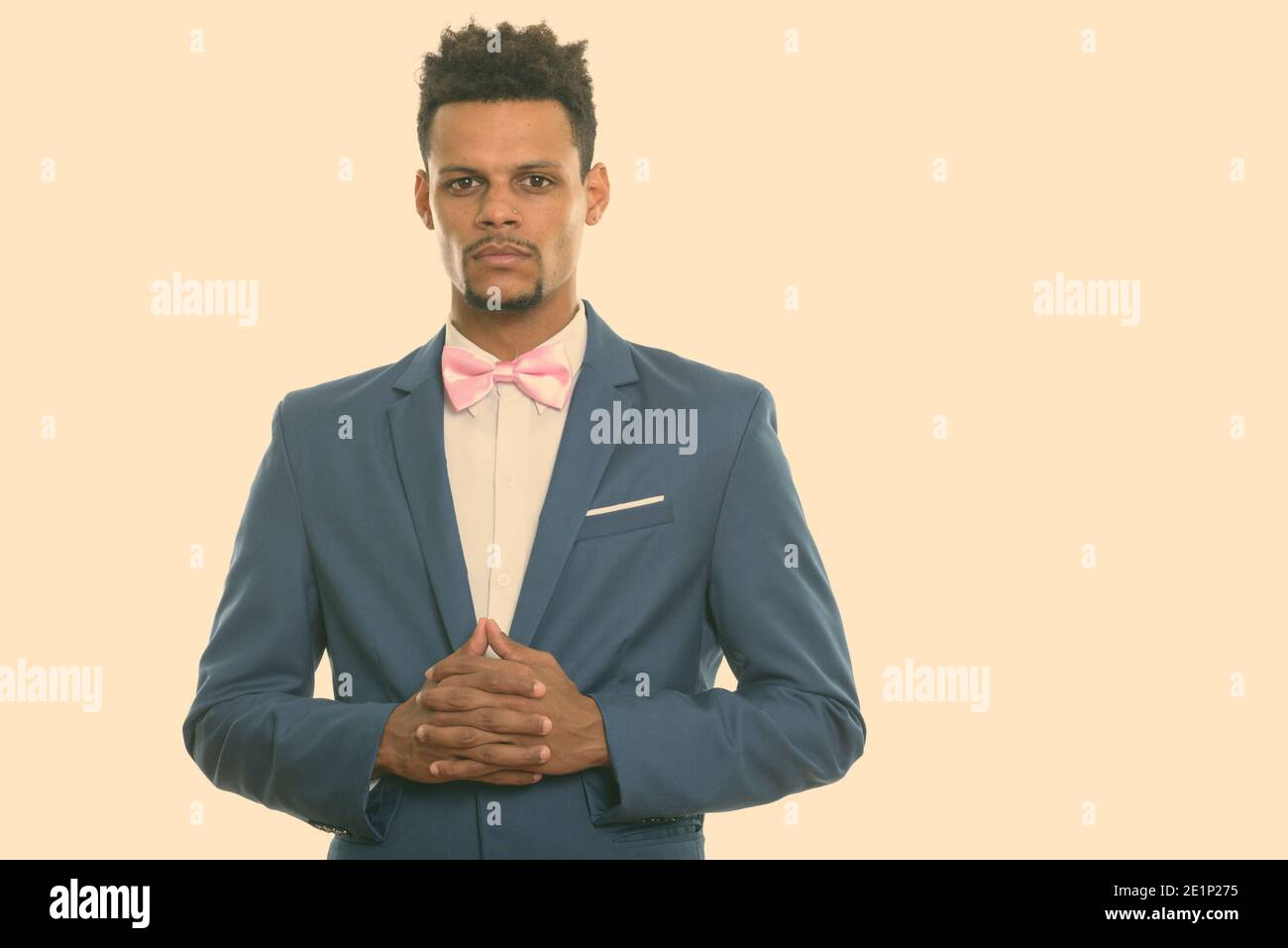 Studio shot del giovane imprenditore africano intrecciare le dita Foto Stock