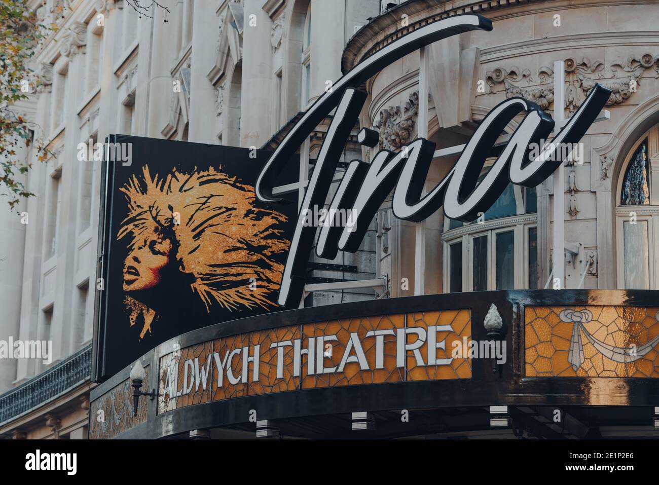 Londra, UK - 19 novembre 2020: Primo piano del cartello Tina all'ingresso dell'Aldwych Theatre nel West End. Nel marzo 2018, il teatro ha aperto il mondo Foto Stock