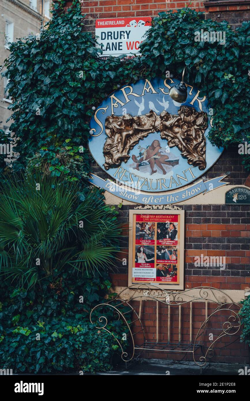 Londra, Regno Unito - 19 novembre 2020: Cartello del ristorante Sarastro sotto il cartello con il nome della strada su Drury Lane. Si è guadagnata una reputazione iconica nell'ovest di Londra Foto Stock