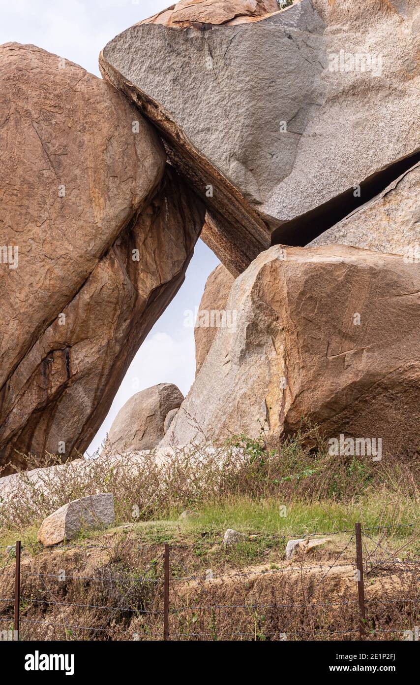 Hampi, Karnataka, India - 5 novembre 2013: Gruppo di pietre sorelle di massi di pietra marrone. Dettaglio del gioco tra. Foto Stock
