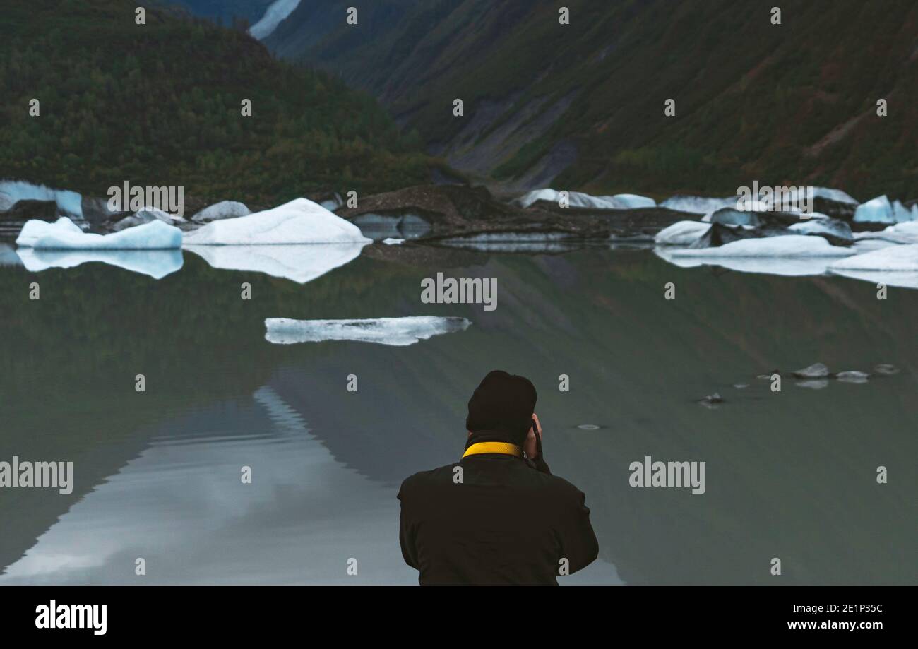 Un uomo scatta foto di ghiaccio su un lago In Alaska Foto Stock