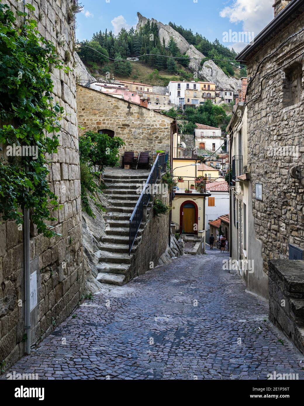 Un vicolo a Pietrapertosa, tipico borgo facente parte del club "i borghi più belli d'Italia", Basilicata, Italia Foto Stock