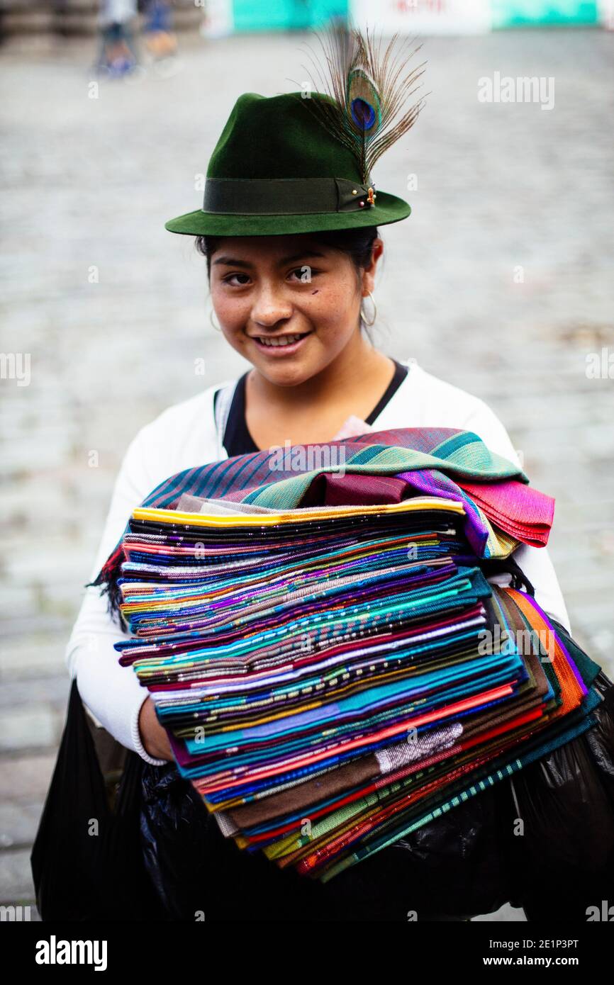 Ritratti di venditori locali di artigianato a Quito, Ecuador. Foto Stock