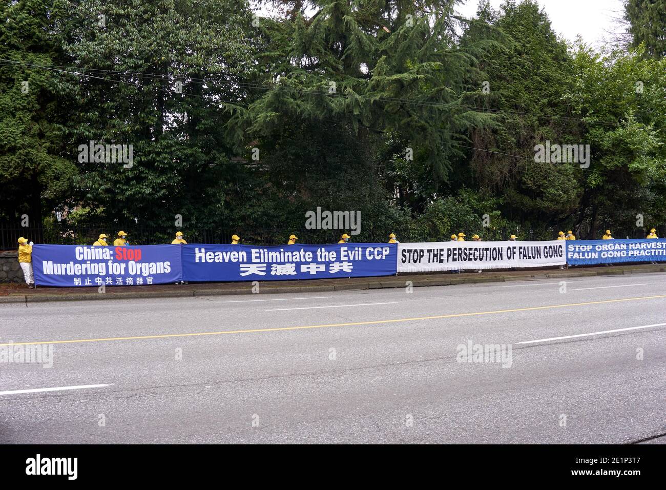 Una linea di manifestanti Falun Gong che tengono striscioni di fronte al Consolato Generale della Cina su South Granville Street, Vancouver, British Columbia, CAN Foto Stock
