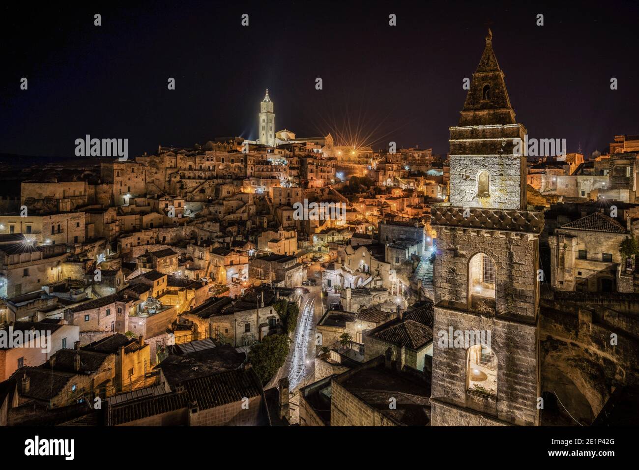 Paesaggio notturno della città vecchia di Matera vista da Sasso Barisano, Basilicata, Italia Foto Stock