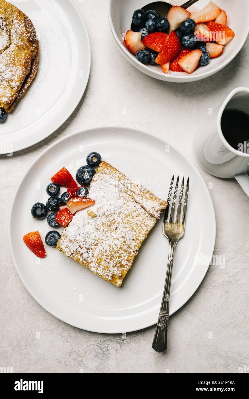 Toast francese piatto con bacche Foto Stock