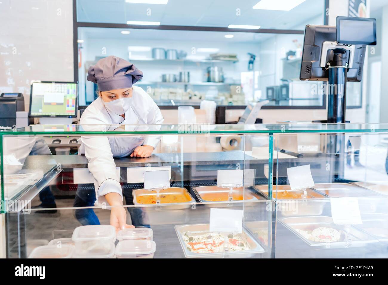 cuocete nel suo ristorante mettendo le porzioni in esposizione caso Foto Stock