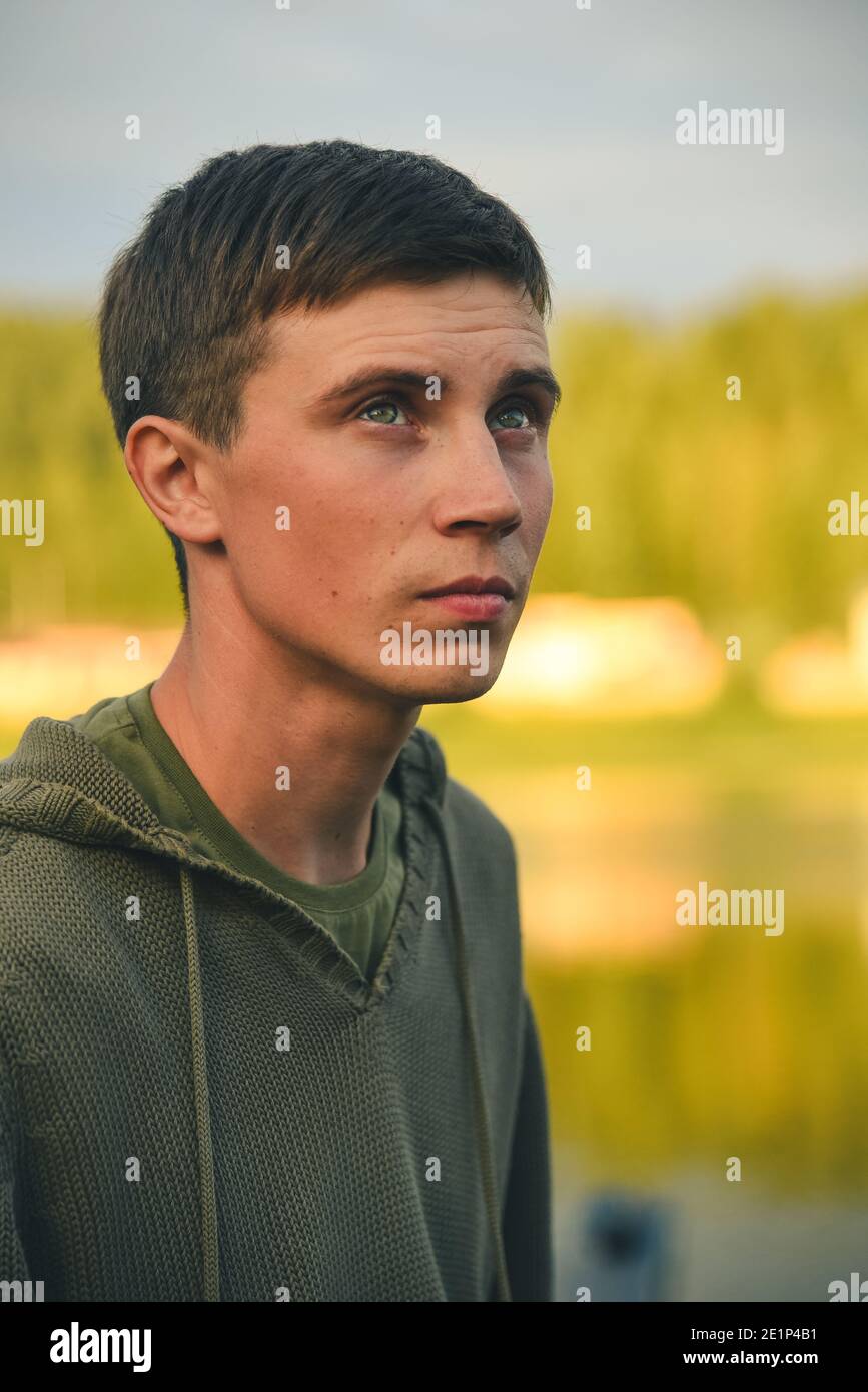 Ragazzo di campagna dagli occhi verdi al tramonto Foto Stock