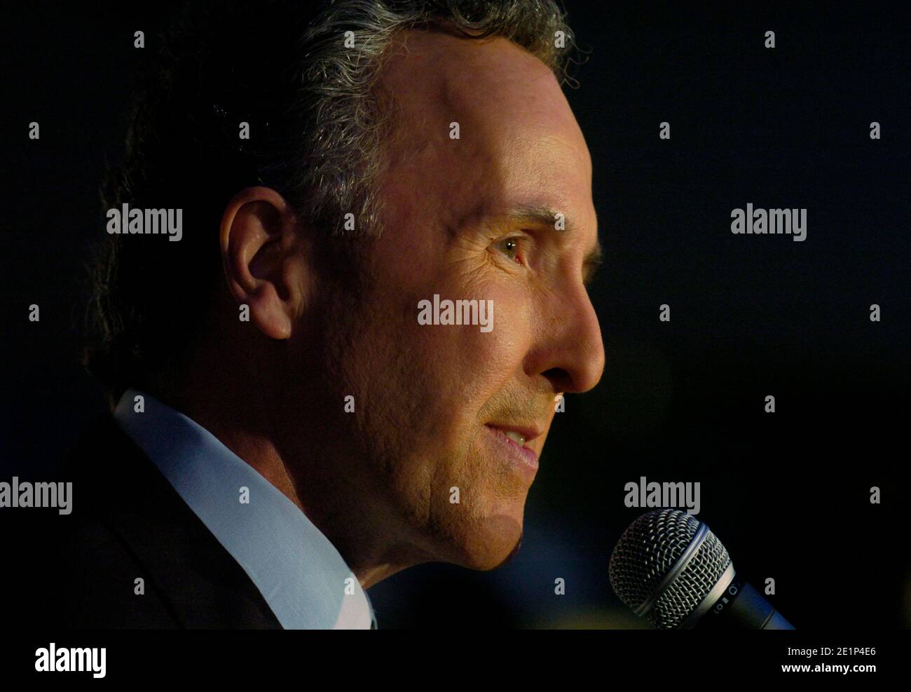 Frank McCourt parla durante la conferenza stampa annunciando il suo acquisto dei Los Angeles Dodgers al Dodger Stadium giovedì 29 gennaio 2004. Foto Stock