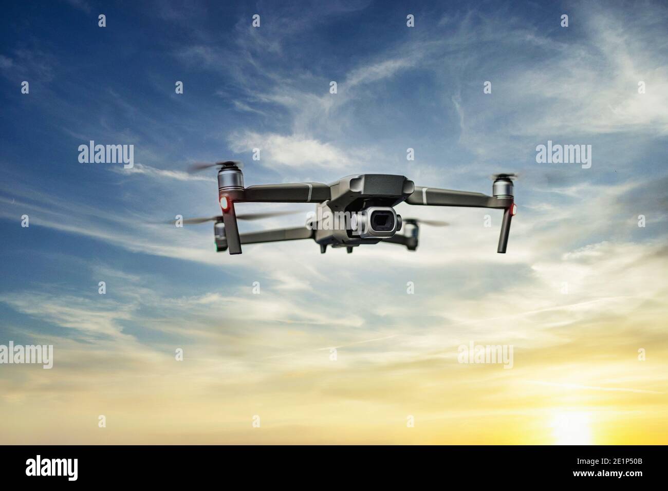 drone che vola attraverso il cielo Foto Stock