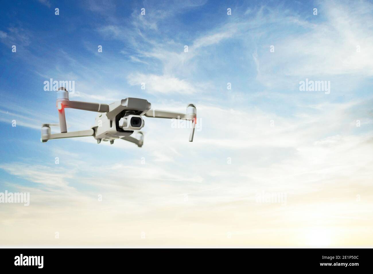 primo piano del drone che vola attraverso il cielo Foto Stock