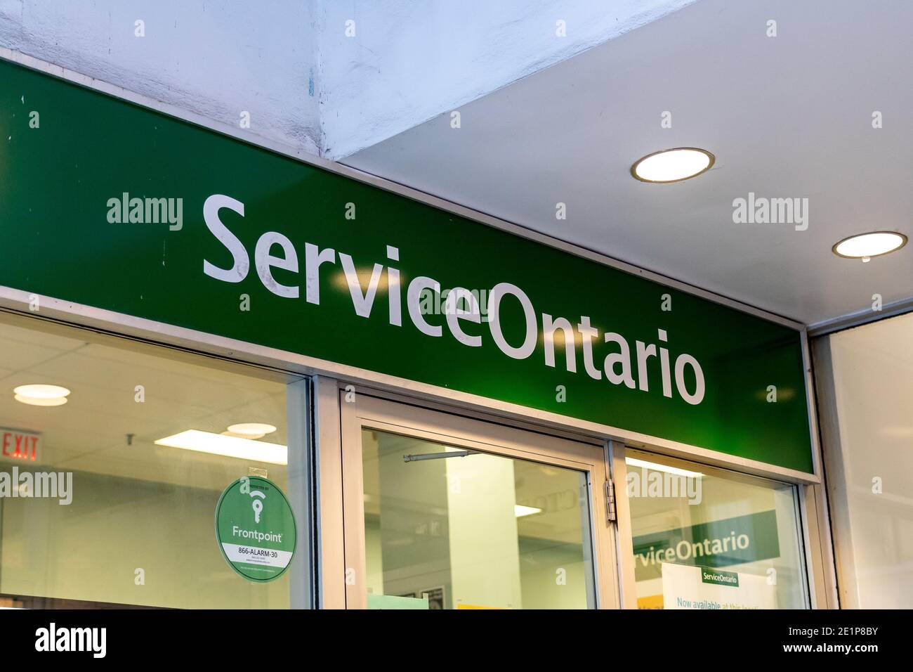 Si vede il cartello Closeup ServiceOntario. Toronto, Ontario, Canada. Foto Stock