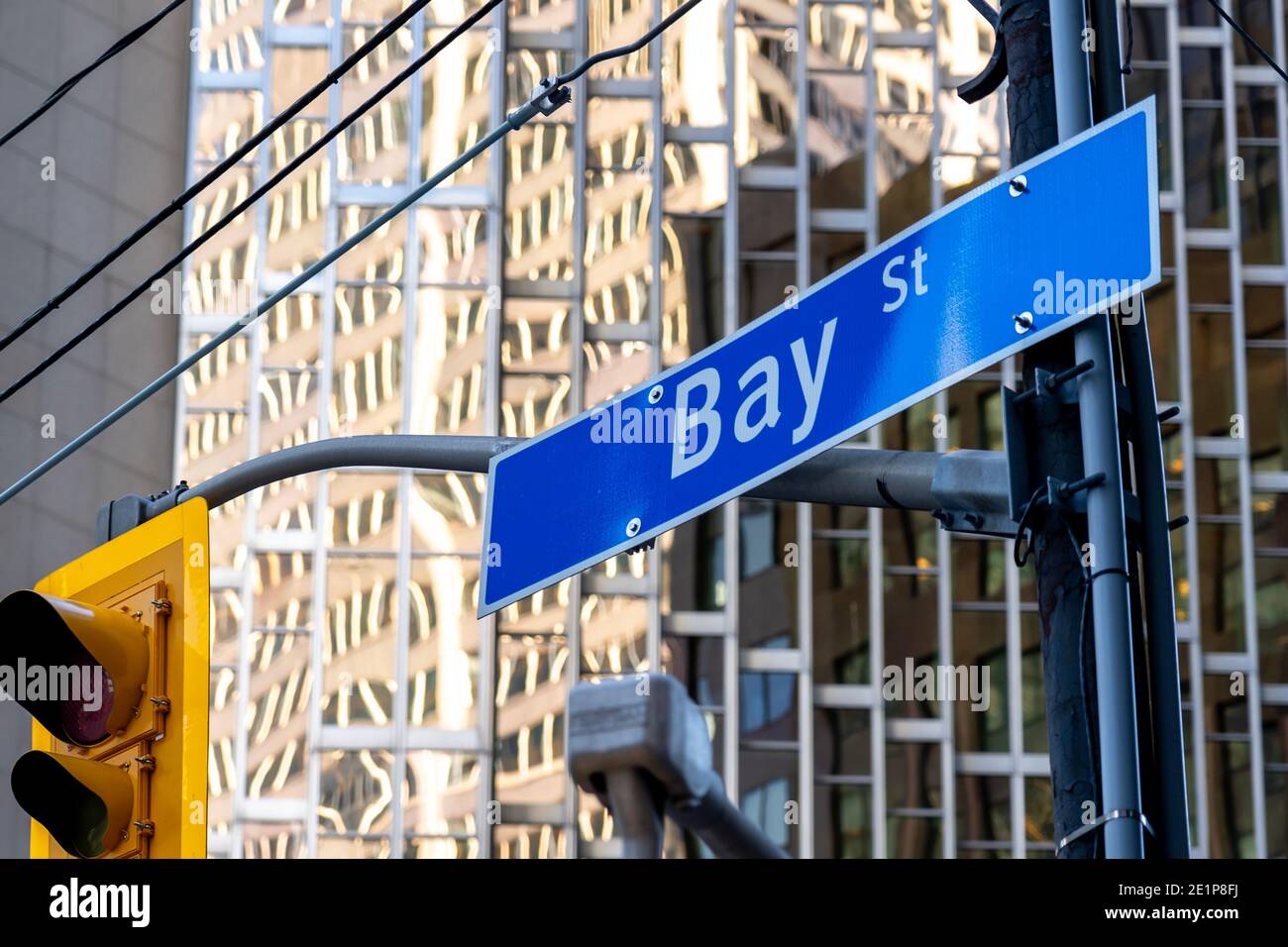 Cartello di Bay Street con parete di vetro di un edificio di banca sullo sfondo. Foto Stock