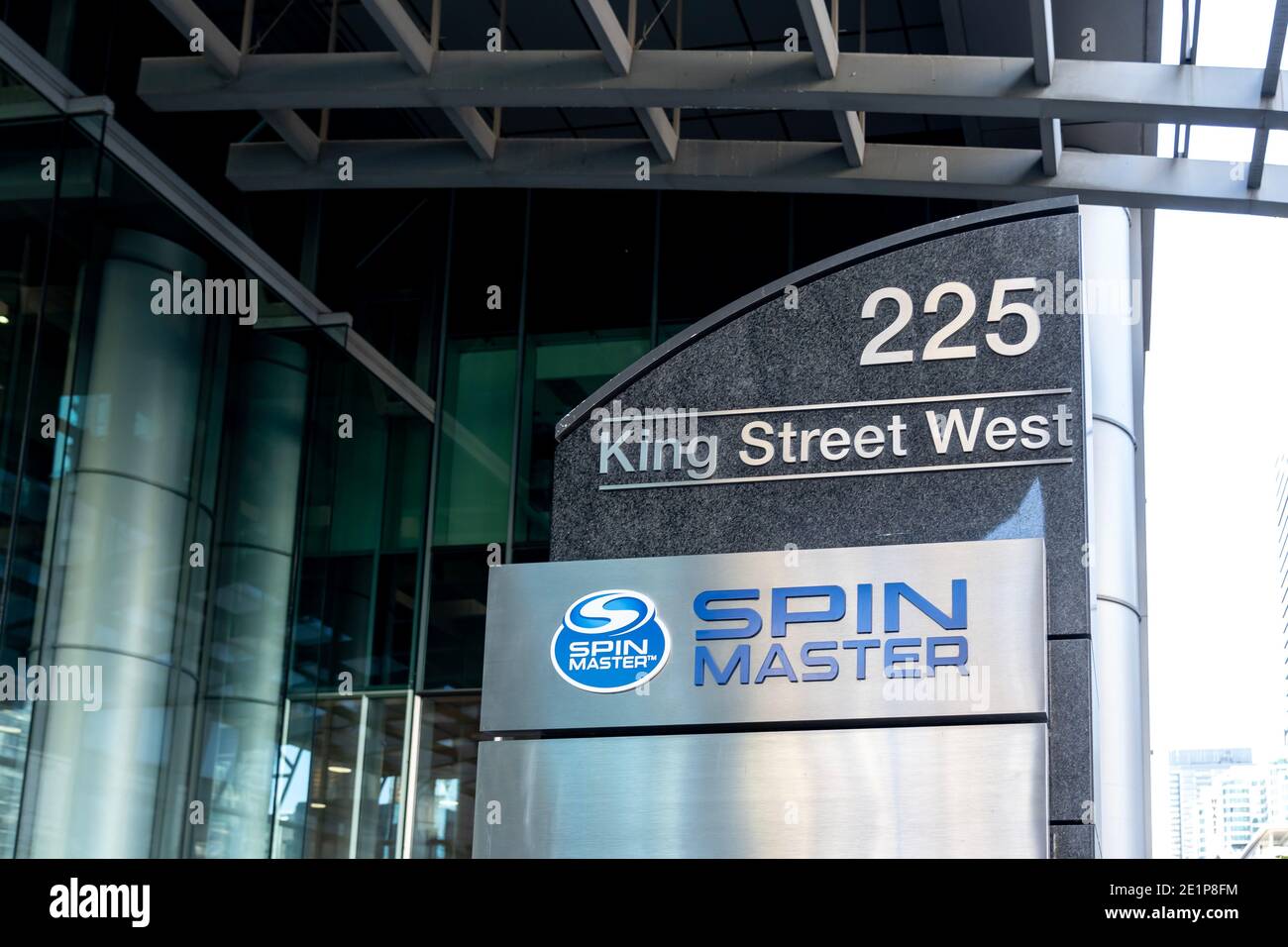 La società Spin Master firma il cartello con l'elenco di massa fuori dall'edificio degli uffici al 225 di King St W a Toronto. Foto Stock