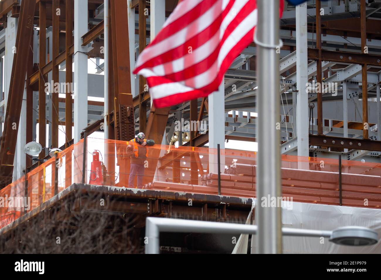 New York, Stati Uniti. 8 gennaio 2021. Un lavoratore di costruzione lavora al Centro delle arti dello spettacolo Ronald O. Perelman presso il sito di costruzione del World Trade Center, a New York, Stati Uniti, 8 gennaio 2021. I datori di lavoro degli Stati Uniti hanno ridotto 140,000 posti di lavoro a dicembre, il primo declino mensile da aprile 2020, come i recenti picchi COVID-19 hanno interrotto la ripresa del mercato del lavoro, il Dipartimento del lavoro ha riferito Venerdì. Secondo il rapporto mensile sull'occupazione, il tasso di disoccupazione, che ha registrato una tendenza al calo negli ultimi sette mesi, è rimasto invariato al 6.7 per cento. Credit: Michael Nagle/Xinhua/Alamy Live News Foto Stock