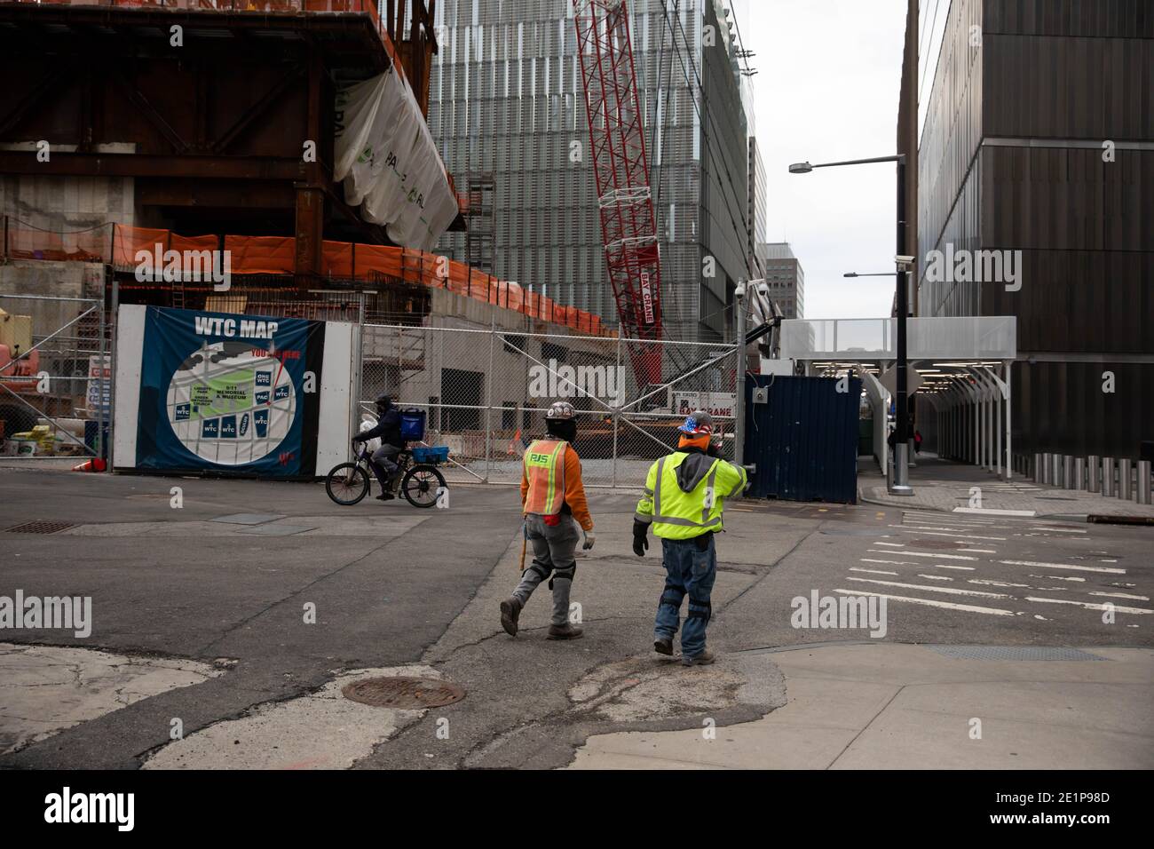 (210109) -- NEW YORK, 9 gennaio 2021 (Xinhua) -- i lavoratori delle costruzioni camminano davanti al Centro delle arti dello spettacolo di Ronald O. Perelman al luogo di costruzione del centro di commercio mondiale, a New York, Stati Uniti, 8 gennaio 2021. I datori di lavoro degli Stati Uniti hanno ridotto 140,000 posti di lavoro a dicembre, il primo declino mensile da aprile 2020, come i recenti picchi COVID-19 hanno interrotto la ripresa del mercato del lavoro, il Dipartimento del lavoro ha riferito Venerdì. Secondo il rapporto mensile sull'occupazione, il tasso di disoccupazione, che ha registrato una tendenza al calo negli ultimi sette mesi, è rimasto invariato al 6.7 per cento. (Foto di Michael Nagle/Xinhu Foto Stock