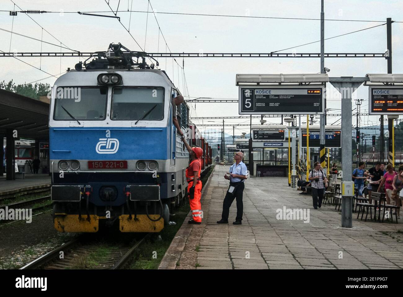 KOSICE, SLOVACCHIA - 12 GIUGNO 2014: Locomotiva elettrica classe 150 da ferrovie ceche pronta per la partenza per il treno internazionale per la repubblica ceca dal pl Foto Stock