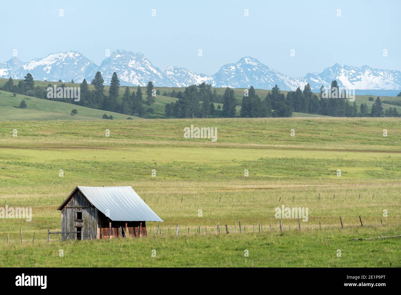 Ranch nel nord-est dell'Oregon con le sette montagne Devils dell'Idaho sullo sfondo. Foto Stock