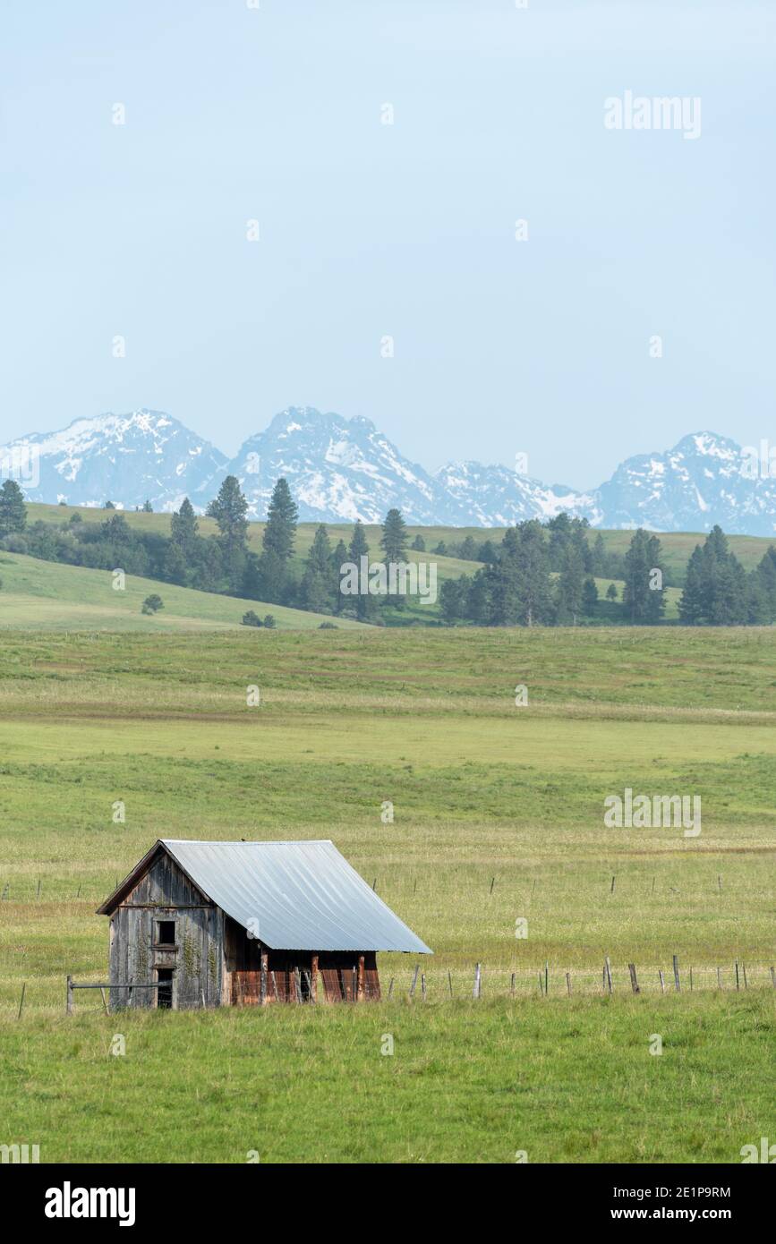 Ranch nel nord-est dell'Oregon con le sette montagne Devils dell'Idaho sullo sfondo. Foto Stock