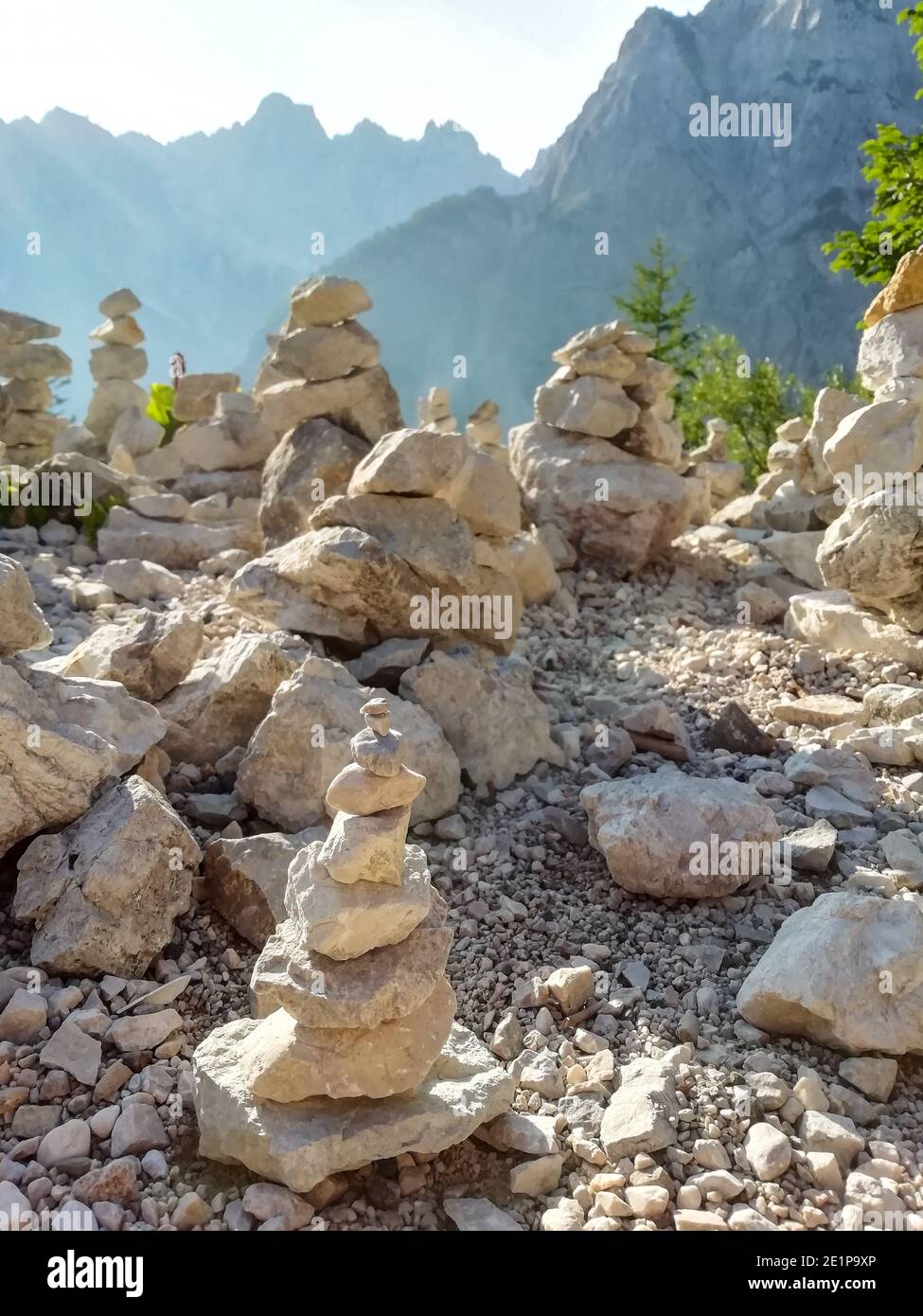 molti cairns pietra nelle alpi giulie della slovenia in il sole del mattino Foto Stock