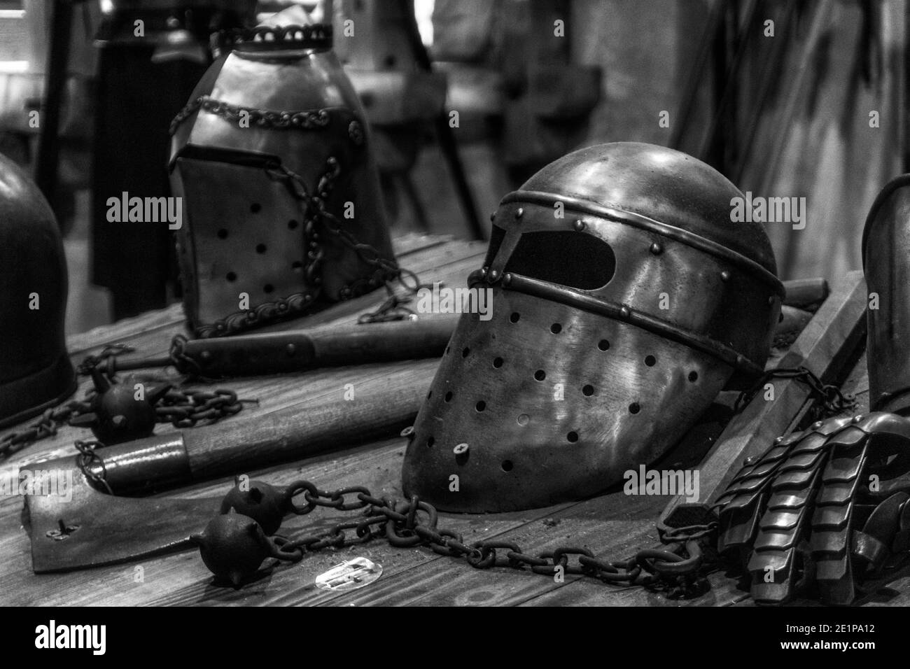 Casco in metallo di cavaliere medioviale, ascia e stella del mattino sul tavolo Foto Stock