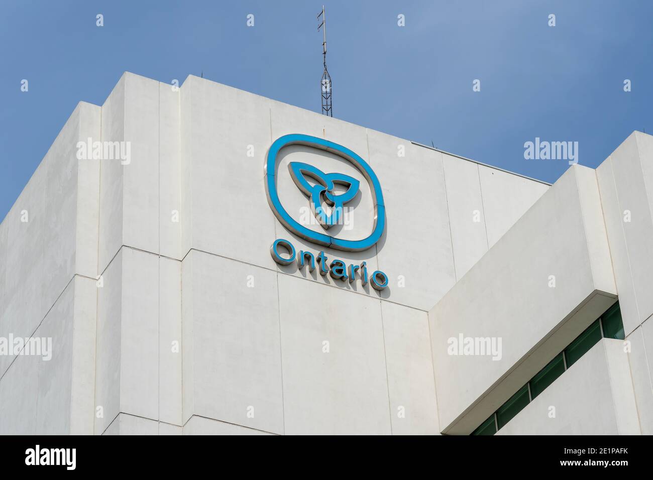 Insegna e logo del governo dell'Ontario sull'edificio di Oshawa, Ontario, Canada Foto Stock