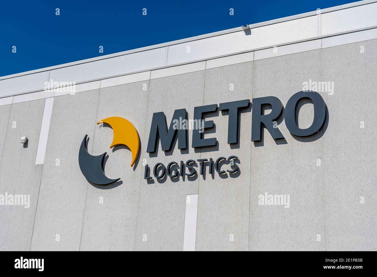 Mississauga, ON, Canada - 19 settembre 2020: Primo piano Metro Logistics segno sull'edificio. Foto Stock
