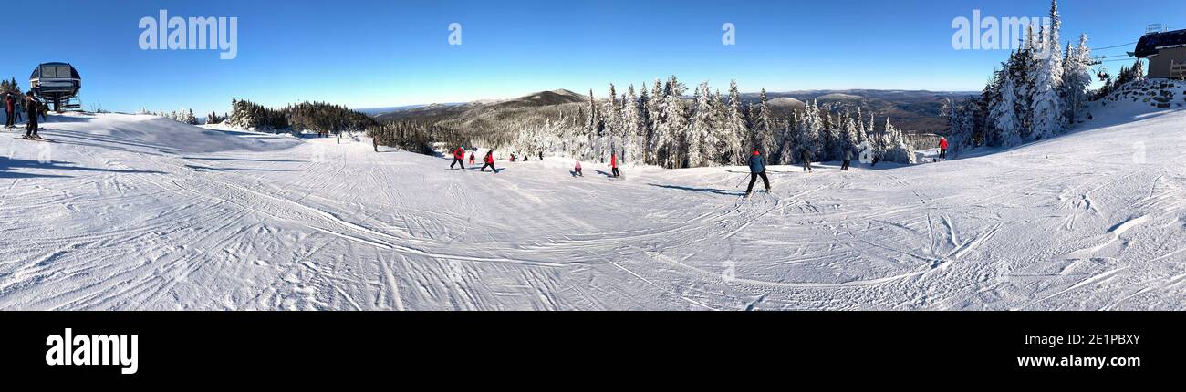 Vista panoramica sulla vetta del Mont Tremblant nella stagione sciistica invernale, Quebec, Canada Foto Stock