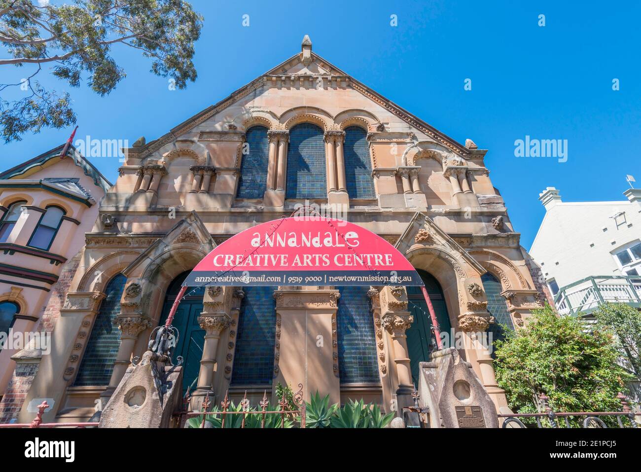 Victory Hall fu costruita nel 1920 come monumento agli australiani che combattevano nella prima guerra mondiale. La Chiesa Metodista (ora unita) accanto ad essa fu costruita nel 1890 Foto Stock