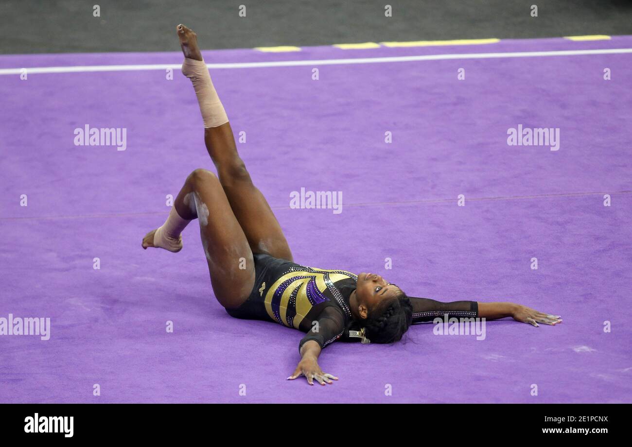 Baton Rouge, LOUISIANA, Stati Uniti. 8 gennaio 2021. Kiya Johnson della LSU ottiene il primo 10 perfetto della stagione sul pavimento per sollevare le Tigri della LSU sopra i razorbacks dell'Arkansas al centro di assemblaggio di Pete Maravich a Baton Rouge, LA. Jonathan Mailhes/CSM/Alamy Live News Foto Stock