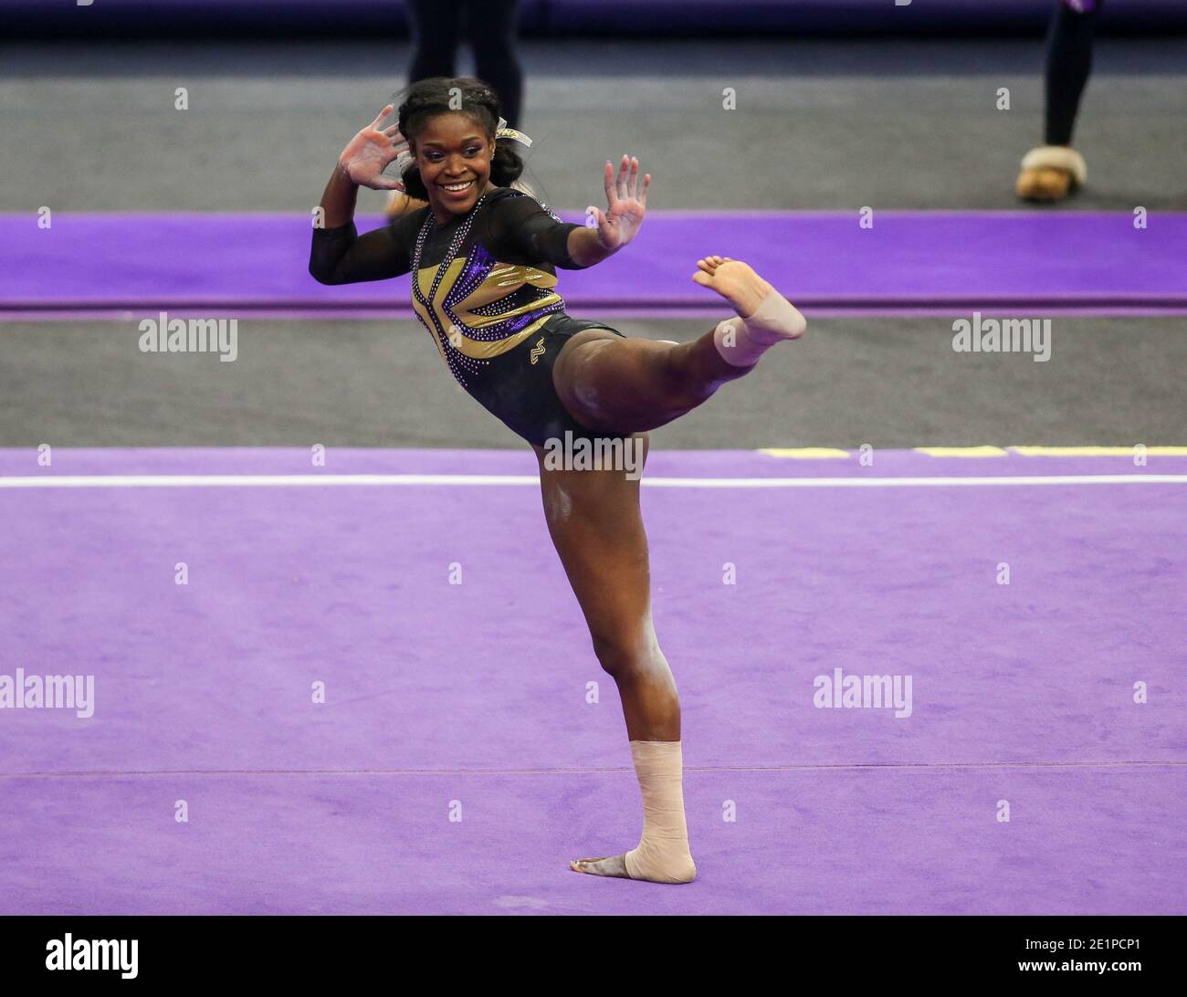Baton Rouge, LOUISIANA, Stati Uniti. 8 gennaio 2021. Kiya Johnson della LSU ottiene il primo 10 perfetto della stagione sul pavimento per sollevare le Tigri della LSU sopra i razorbacks dell'Arkansas al centro di assemblaggio di Pete Maravich a Baton Rouge, LA. Jonathan Mailhes/CSM/Alamy Live News Foto Stock
