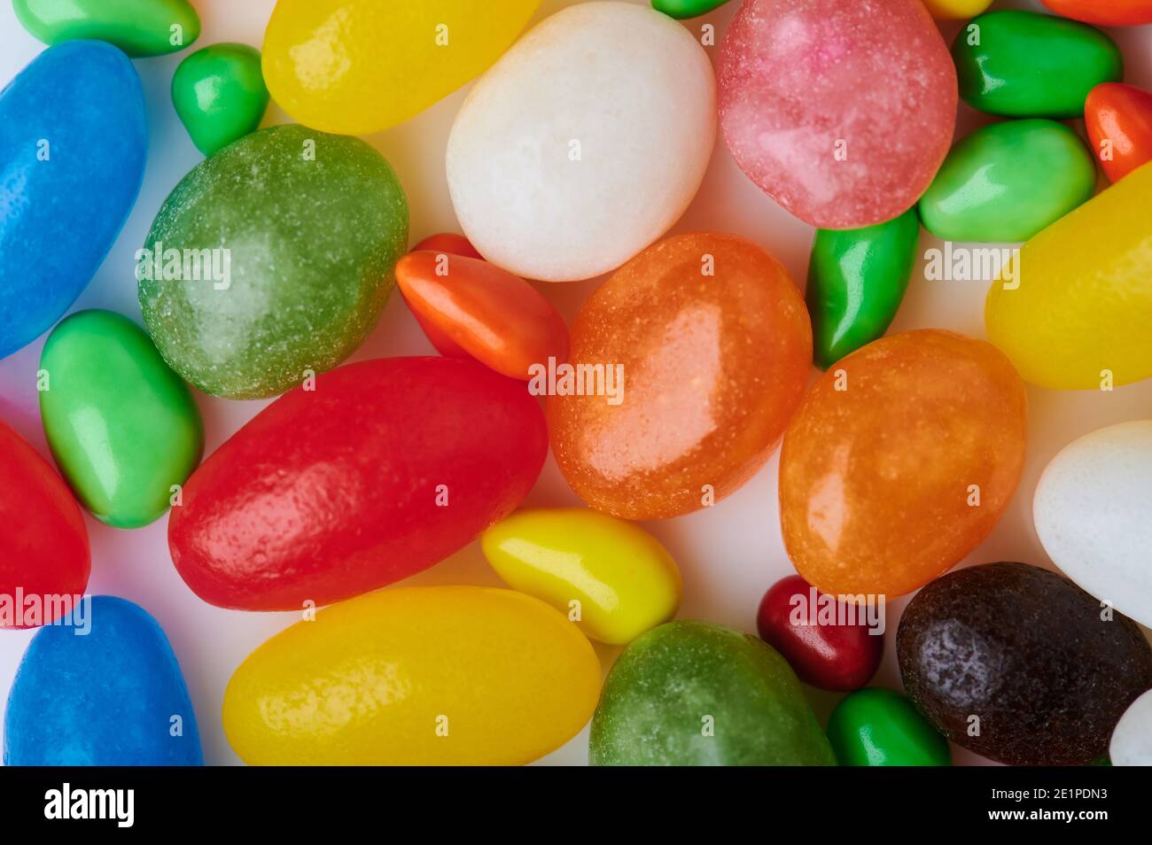 Caramelle di diverse dimensioni e colori. Sfondo delle vacanze Foto Stock