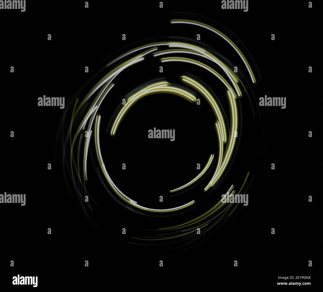 Cerchio di illuminazione giallo a incandescenza isolato su sfondo nero Foto Stock